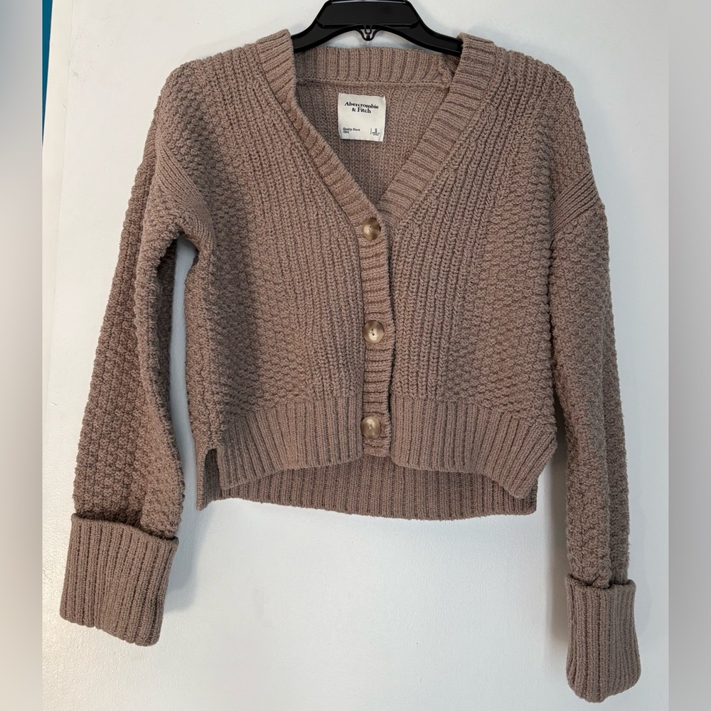 Cardigan Brand: Abercrombie & Fitch Size: small Colors: Taupe